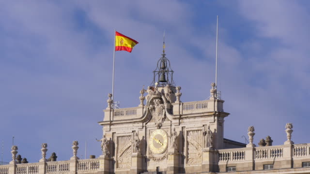 España-madrid-la-luz-solar-royal-palace-bandera-superior-agitando-4-K