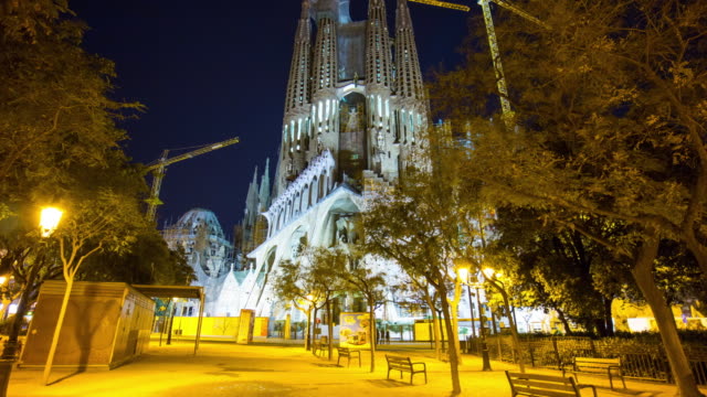 Nachtlicht-Sagrada-familia,-Blick-auf-den-Park-4-k-stime-Zeitraffer-Schmerzen-Barcelona