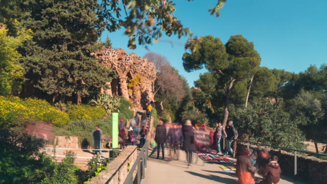 Parque-güell-en-Barcelona-luz-de-día-repleto-a-Route-4-K-lapso-de-tiempo-de-España