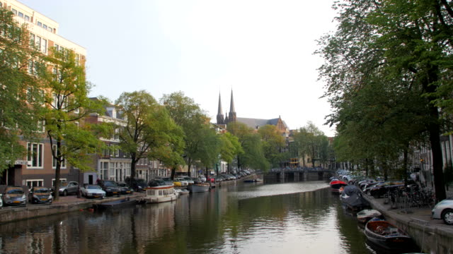 Amsterdam-Kanal-mit-Kathedrale