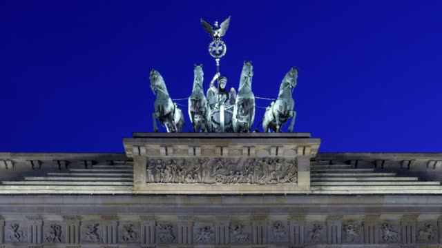 Lapso-de-tiempo-acercamiento-y-zoom-hacia-fuera-Brandenburg-Puerta-al-anochecer,-de-Berlín