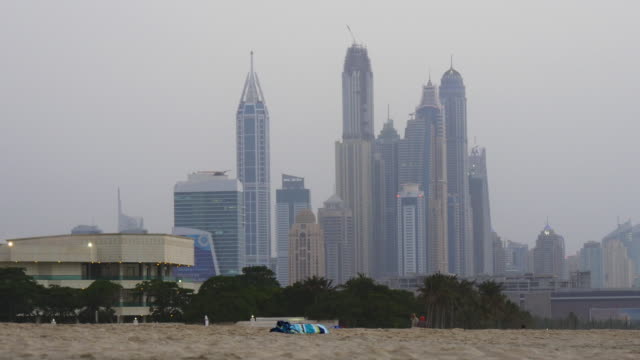 VAE-Dubai-Marina-regnerischen-Tag-mit-Blick-auf-den-Strand-4-K