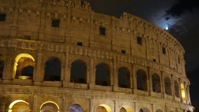 Coliseo-en-Roma-Italia-por-la-noche