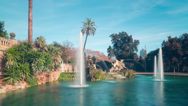 Barcelona-Park-de-La-Ciutadella-Brunnen-blauer-Himmel-4-k-Zeitraffer-Spanien