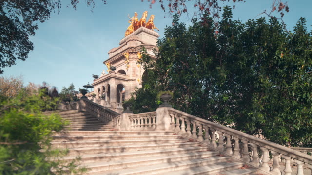 barcelona-sun-light-fountain-stairs-in-park-de-la-ciutadella-4k-time-lapse-spain