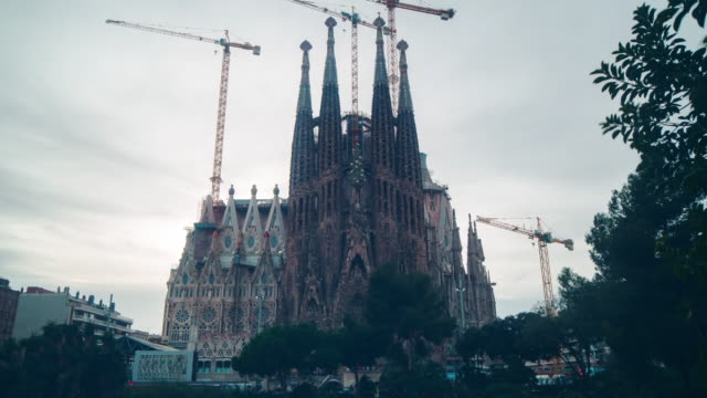 Bewölkten-Himmel-barcelona,-der-Sagrada-Familia-Panoramablick-4-k-Zeitraffer-Spanien