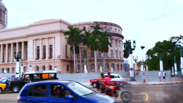 4K-Downtown-Havana-Cuba,-Old-Vintage-American-Automobiles