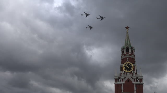 Düsen-fliegen-über-Kreml-Spasski-Turm