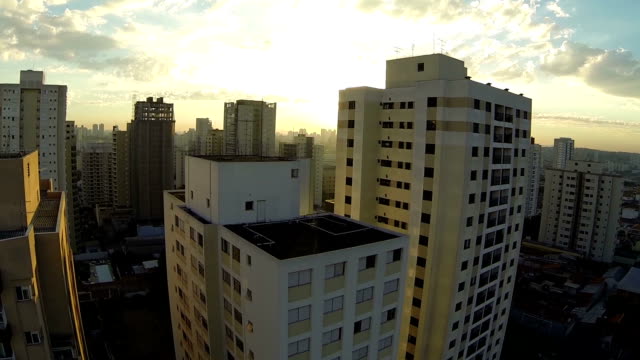 vista-aérea-cidade-de-São-Paulo-prédios-e-sol.