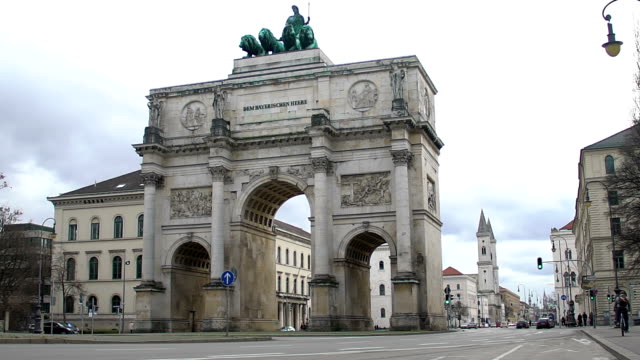 Siegestor,-Victoria-Puerta-arco-triunfal-en-Munich,-famosos-monumento-arquitectónico