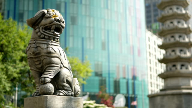 Chinese-pagoda-and-lion-near-Chinatown-in-Birmingham,-England.