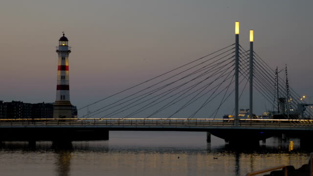 Leuchtturm-und-Brücke-in-den-späten-Abend