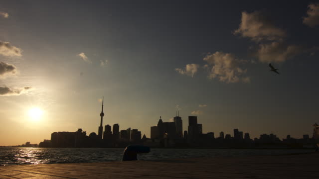 Toronto-Cityscape-Von-einem-Dock-bei-Sonnenuntergang-aus-gesehen-:-Zeitraffer