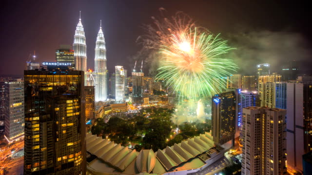 Espectáculo-de-fuegos-artificiales-en-el-famoso-monumento-de-Kuala-Lumpur,-Torres-Petronas.