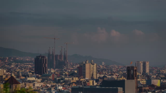 Spanien-Barcelona-Sonnenuntergang-Sagrada-Familia-Stadtpanorama-4k-Zeitraffer