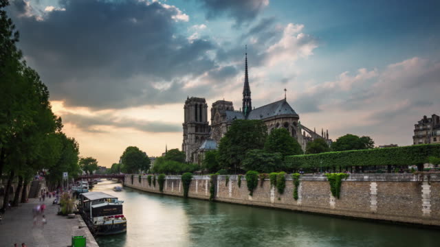 Frankreich-Notre-Dame-de-Paris-Abend-Fluss-touristischen-Schiff-Verkehr-Panorama-4k-Zeitraffer