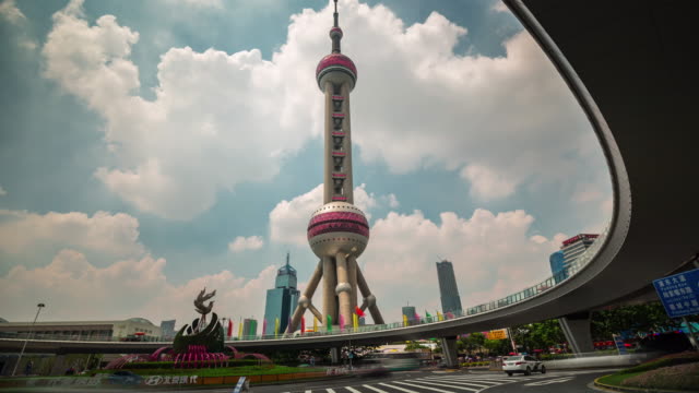 China-Shangai-tráfico-de-torre-perla-oriental-de-edificio-más-famoso-de-la-ciudad-cuadrada-4k-lapso-de-tiempo