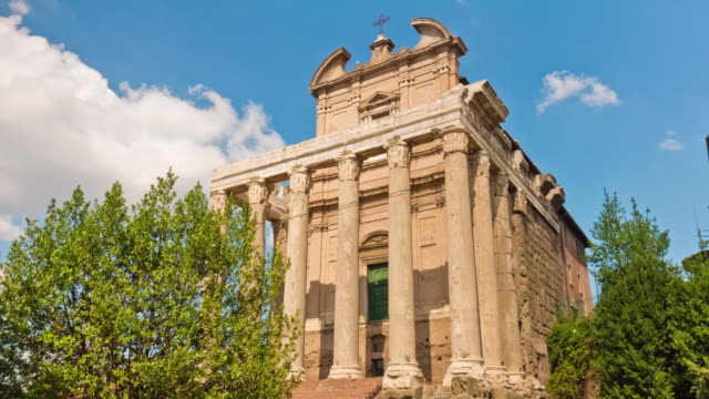 Italien-Sommer-Tag-Forum-romanum-Tempel-des-Antoninus-und-Faustina-Panorama-4k-Zeitraffer