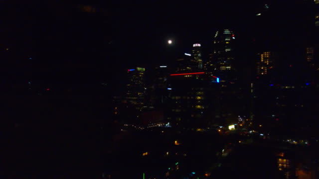 Super-Mond-über-die-Innenstadt-von-Los-Angeles-Skyline-bei-Nacht