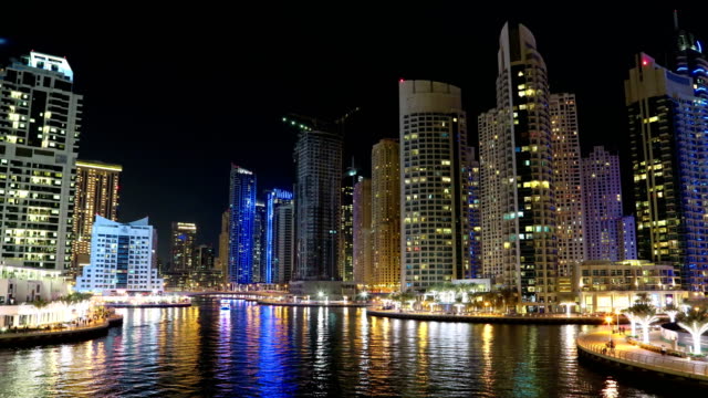 Lapso-de-tiempo-del-noche-UHD-de-4-K-Dubai-Marina,-Emiratos-Árabes-Unidos