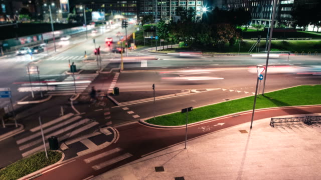 Kreuzung-und-schnelle-Fahrzeuge-in-die-moderne-Stadt-bei-Nacht