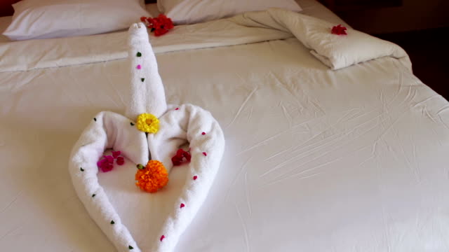 Romántica-habitación-con-toallas-cisne