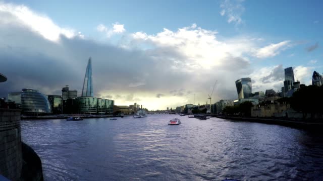 Edificios-de-negocios-y-río-Támesis,-Londres,-Reino-Unido,-lapso-de-tiempo