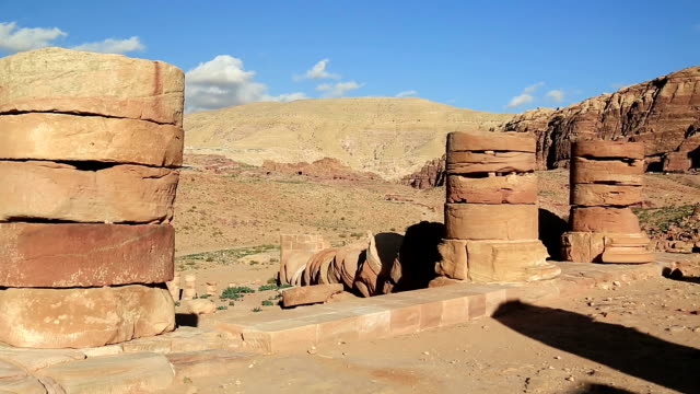 Antiguas-columnas-del-gran-templo-o-templo-de-leones-alados-en-Petra,-Jordania