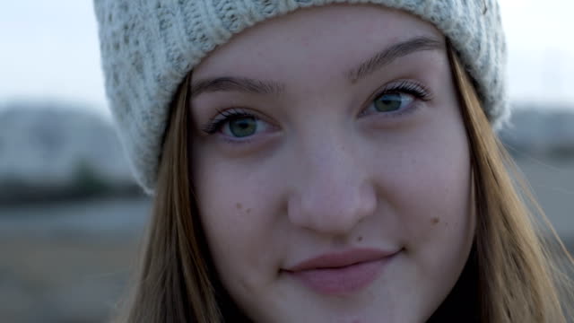 Schöne-Teenager-Mädchen-in-einer-grauen-Strickmütze,-künstlerisch-und-ausdrucksstark-in-eine-Kamera,-Outdoor-Filmmaterial,-Israel.