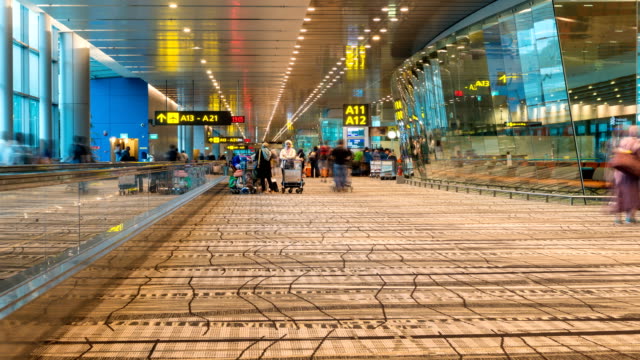 Zeit-Zeitraffer-Aufnahmen-von-Passagieren-im-internationalen-Flughafen-Changi-in-Singapur