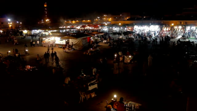 Nacht-Jemaa-el-Fna-Squre.-Die-Menschen-gehen-rund-um-den-Nacht-Platz