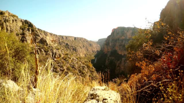 Cañón-del-Seytanderesi-cerca-de-provincia-de-Mersin-de-ciudad-antigua-Adamkayalar-invierno-hierba-amarilla-cielo-azul-Turquía