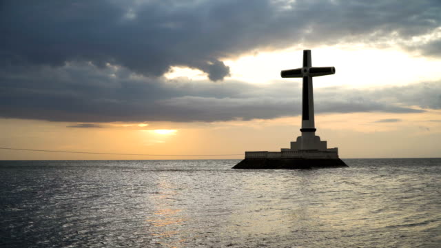 Católica-cruz-en-el-mar