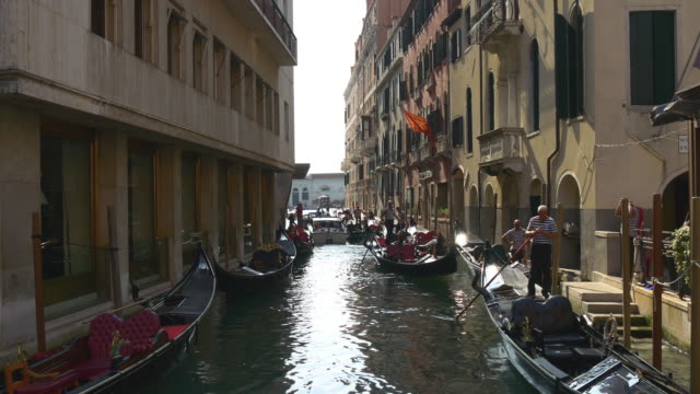 Italia-día-tiempo-Venecia-ciudad-canal-barco-calle-aparcamiento-panorama-4k