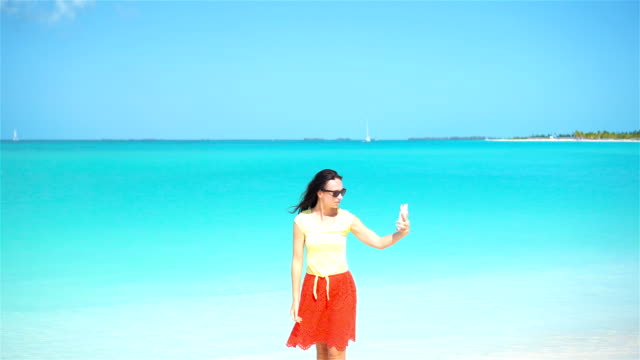 Junge-Frau-Nutzung-Telefon-unter-Selfie-auf-der-Beacj.-Tourist-mit-mobilen-Smartphone.