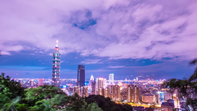 Zeitraffer---schöne-Wolkengebilde-über-der-Skyline-von-Taipeh,-Taiwan---4K
