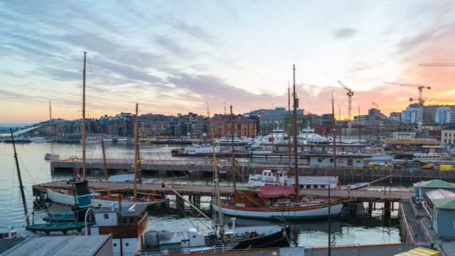 Zeitraffer-Video-der-Stadt-Oslo,-Oslo-Hafen-mit-Booten-und-Yachten-in-der-Dämmerung-in-Norwegen