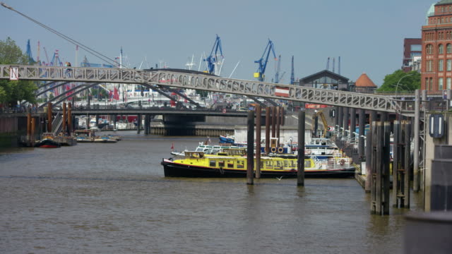 Schöne-Aussicht-auf-Kanal-in-den-berühmten-Hamburger-Hafen