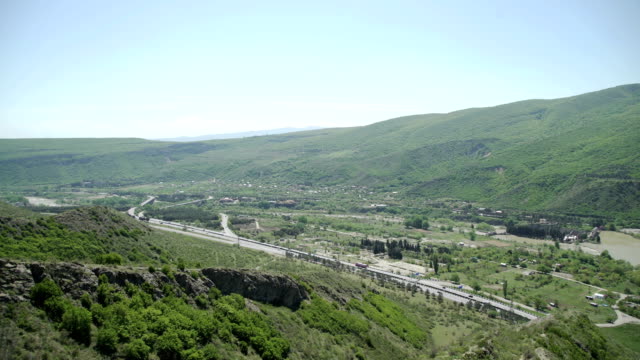 Luftbild-Highway-zwischen-Bergen-in-Georgien