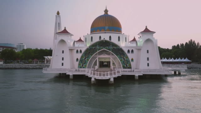 Imágenes-aéreas---amanecer-en-la-mezquita,-la-mezquita-de-estrecho-de-Malaca