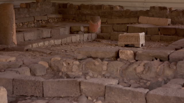 Pan-sobre-los-escombros-del-antiguo-templo-de