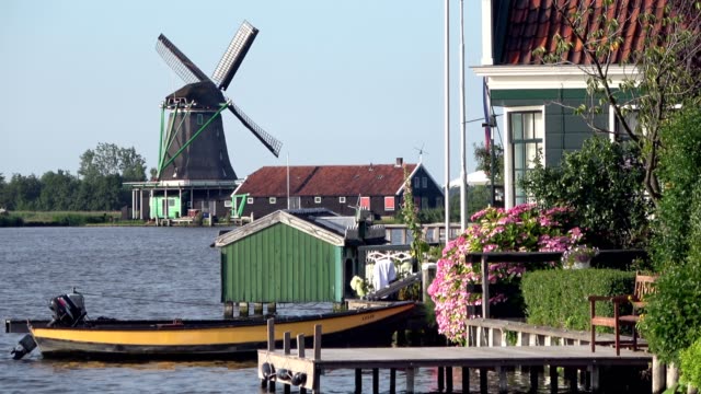 Holländische-Windmühle,-Holland,-traditionelle-Häuser-in-Holland,-Niederlande,-4K
