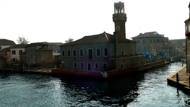 Italia,-Murano,-agua-canal-de-barcos-y-edificios-tradicionales