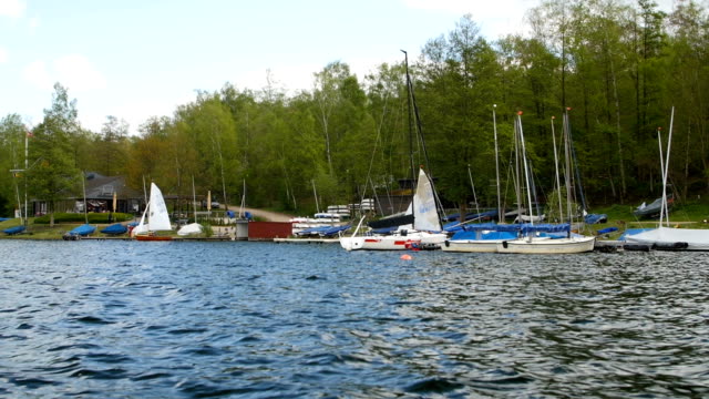 Barcos-en-la-costa-en-el-lago