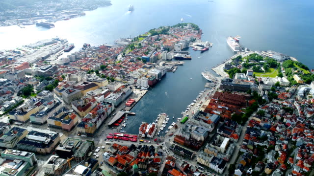Bergen-ist-eine-Stadt-und-Gemeinde-in-Hordaland-an-der-Westküste-von-Norwegen.-Bergen-ist-die-zweitgrößte-Stadt-in-Norwegen.