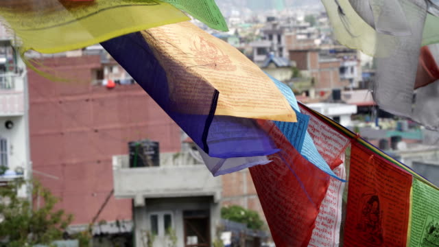 Gebetsfahnen-auf-dem-Hintergrund-von-Kathmandu-Häuser