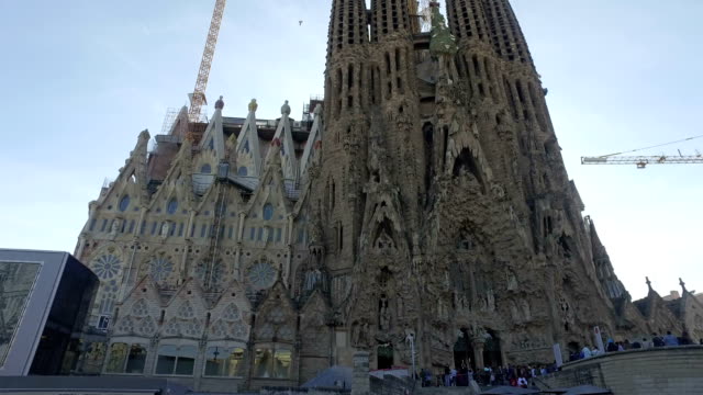 Vista-de-la-Sagrada-Familia,-una-gran-iglesia-católica-en-Barcelona,-España,-diseñado-por-el-catalán-Antoni-Gaudí,-el-arquitecto-en-10-de-febrero-de-2016.-Barcelona