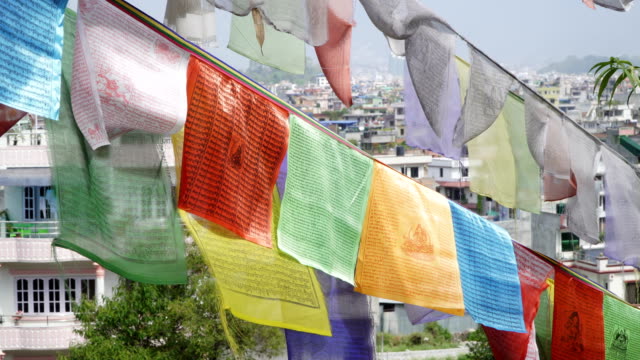 Gebetsfahnen-auf-dem-Hintergrund-von-Kathmandu-Häuser