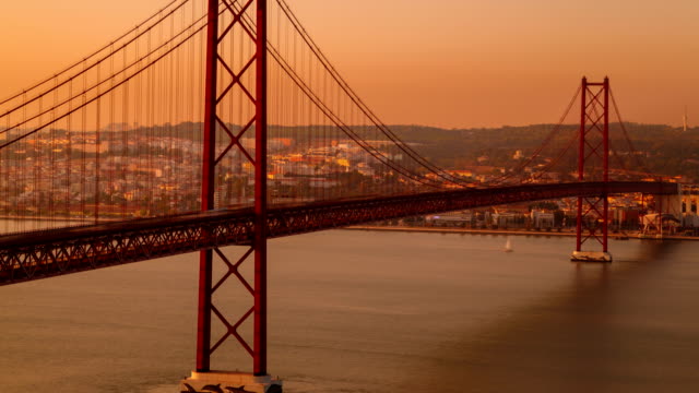 Ponte-25-de-Abril-bridge,-Lisbon,-Portugal