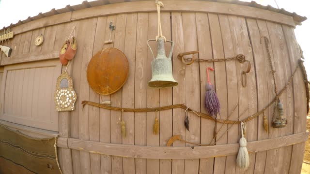 antiguos-utensilios-colgados-en-una-pared-de-madera-en-la-casa-árabe,-al-sureste-de-Turquía